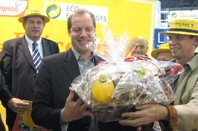 Christian Prudhomme recevant un panier de produits locaux